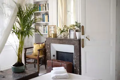 Coin salon dans l'établissement Chambre d’hôtes au Château Le Bas Bleu, Anaïs Nin