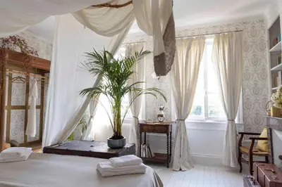 Un ou plusieurs lits dans un hébergement de l'établissement Chambre d’hôtes au Château Le Bas Bleu, Anaïs Nin