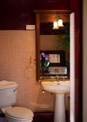 Salle de bains dans l'établissement Chambre d'hôtes Sarah - Château Le Bas Bleu