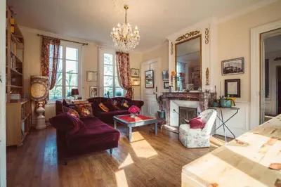 Coin salon dans l'établissement Chambre d'hôtes Sarah - Château Le Bas Bleu