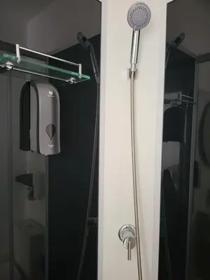 Salle de bains dans l'établissement Studio proche gare Vernon Giverny terrasse Parking
