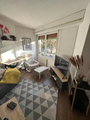 Coin salon dans l'établissement Studio Élégant à Cergy avec parking