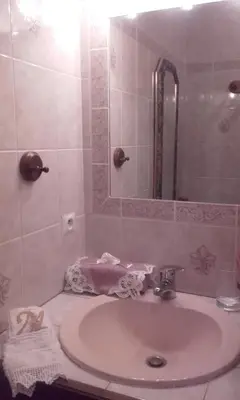 Salle de bains dans l'établissement Gites Les Roses