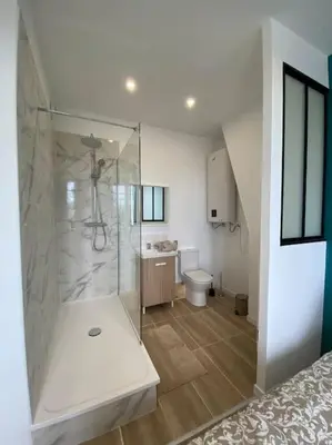 Salle de bains dans l'établissement La Perle Bleue