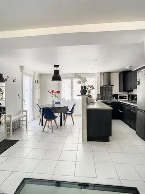 Cuisine ou kitchenette dans l'établissement Grande Maison Cosy Terrasse Parking Gare 8 Pers
