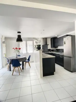 Cuisine ou kitchenette dans l'établissement Grande Maison Cosy Terrasse Parking Gare 8 Pers