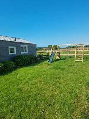 Aire de jeux pour enfants de l'établissement Chalet Vue Mer, terrasse, nature, poney à disposition