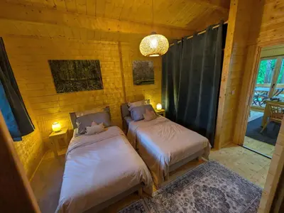 Un ou plusieurs lits dans un hébergement de l'établissement Havre champêtre, maison et chalet