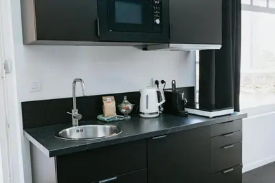 Cuisine ou kitchenette dans l'établissement Studio L'écume - Accès Piscine