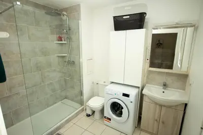 Salle de bains dans l'établissement T2 au calme proche gare, parking privé
