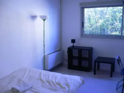 Un ou plusieurs lits dans un hébergement de l'établissement Appartement Nickel et confortable