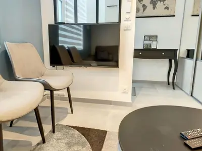 Cuisine ou kitchenette dans l'établissement Maison proche centre ville clim jardin wifi 8 personnes