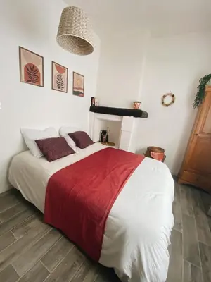 Un ou plusieurs lits dans un hébergement de l'établissement Maison cosy avec 3 chambres et 3 salles de bains