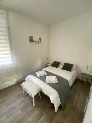 Un ou plusieurs lits dans un hébergement de l'établissement Maison cosy avec 3 chambres et 3 salles de bains