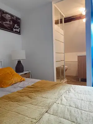 Un ou plusieurs lits dans un hébergement de l'établissement Maison cosy avec 3 chambres et 3 salles de bains
