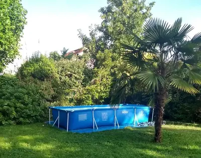 Jardin de l'établissement Bed & Breakfast à 20mn direct St Lazare en Train