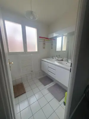 Salle de bains dans l'établissement Chez Laurence & RV