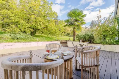 Jardin de l'établissement Maison bonheur proche GIVERNY et top pour télétravail