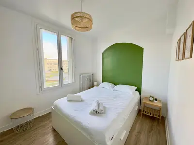 Un ou plusieurs lits dans un hébergement de l'établissement Spacieux Appartement 3 chambres Au Pied De La Gare