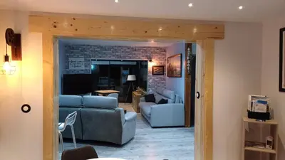 Télévision ou salle de divertissement dans l'établissement Maison classée 4 étoiles vue sur la mer