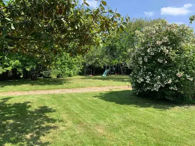 Jardin de l'établissement Maison de famille à la campagne classée 3 étoiles