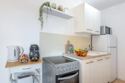 Cuisine ou kitchenette dans l'établissement L'écrin des Bois - Proche aéroport Beauvais, Chantilly, forêt de Hez-Froidmont, parking public gratuit, Wifi & Netflix