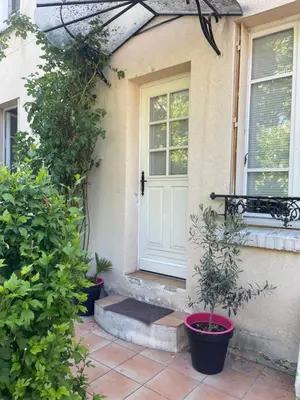 Jardin de l'établissement Escale Cosy à Pontoise avec terrasse