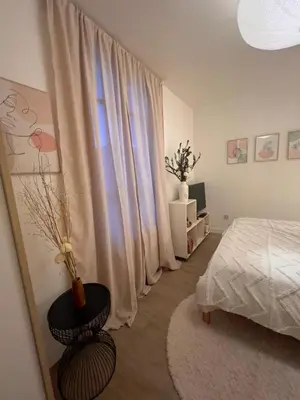 Un ou plusieurs lits dans un hébergement de l'établissement Escale Cosy à Pontoise avec terrasse