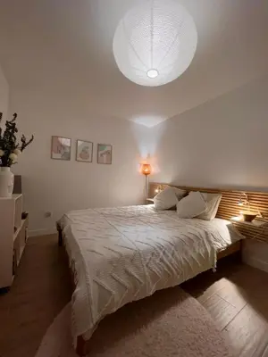 Un ou plusieurs lits dans un hébergement de l'établissement Escale Cosy à Pontoise avec terrasse