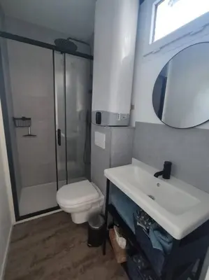 Salle de bains dans l'établissement P'tit Cocon aux portes de Rouen