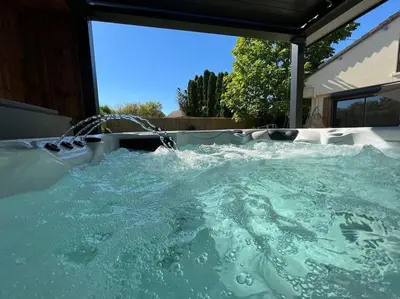 Piscine de l'établissement KosyHouse - Un petit coin de paradis-SPA & Massage ou située à proximité