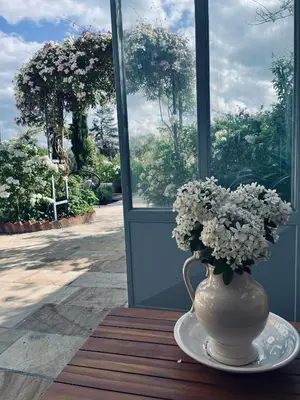 Jardin de l'établissement Les Grands Jardins Lodge