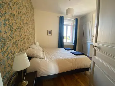 Un ou plusieurs lits dans un hébergement de l'établissement Maison de Charme - 4 Chambres - Courette & Parking Gratuit