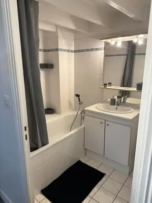 Salle de bains dans l'établissement Appartement dans ancien Hôtel historique