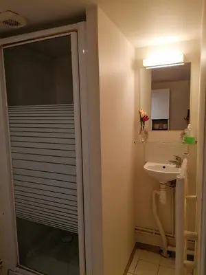 Salle de bains dans l'établissement Superbe studio proche de toutes commodités