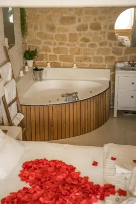 Salle de bains dans l'établissement Chez Millouz - Triplex semi-troglodyte