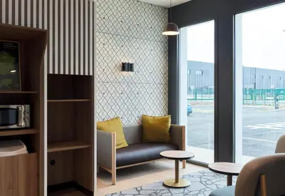 Coin salon dans l'établissement B&B HOTEL Cergy Saint-Christophe Gare