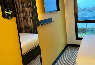 Télévision ou salle de divertissement dans l'établissement B&B HOTEL Cergy Saint-Christophe Gare