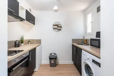 Cuisine ou kitchenette dans l'établissement Le Garden B avec salle de sport