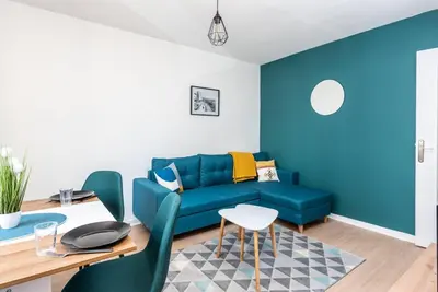 Coin salon dans l'établissement Le Garden B avec salle de sport