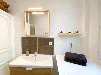 Salle de bains dans l'établissement Le Cocon Citadin, Terrasse couverte, Gare Wifi