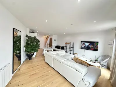 Télévision ou salle de divertissement dans l'établissement Maison 34 avec service de navette