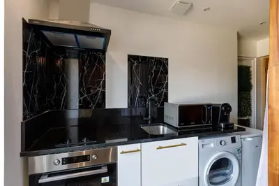 Cuisine ou kitchenette dans l'établissement Proche Paris - Style Bali 350 m gare Mantes