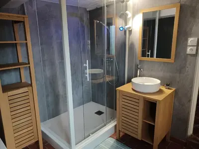 Salle de bains dans l'établissement Le Refuge de Normandie avec Spa et Cheminée