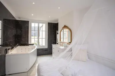 Salle de bains dans l'établissement L'amour vrai - Love room -T2 Elégant et Romantique