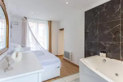 Un ou plusieurs lits dans un hébergement de l'établissement L'amour vrai - Love room -T2 Elégant et Romantique