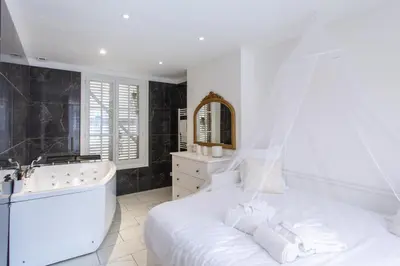 Salle de bains dans l'établissement L'amour vrai - Love room -T2 Elégant et Romantique