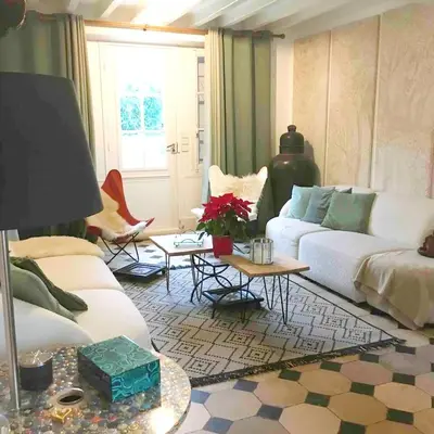 Coin salon dans l'établissement Maison spacieuse près de Vienne-en-Arthies avec jardin