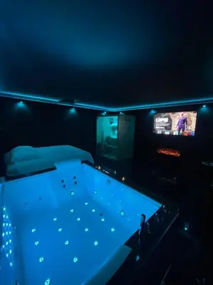 Un ou plusieurs lits dans un hébergement de l'établissement La Suite Prestige Jacuzzi,Sauna,Netflix,Disney