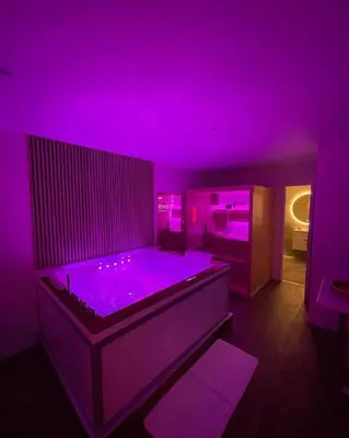 Un ou plusieurs lits dans un hébergement de l'établissement La Suite Bali Jacuzzi,Sauna,Netflix,Disney